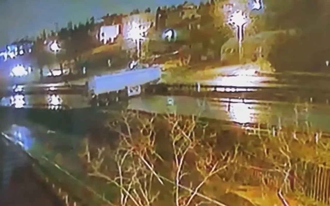 Büyükçekmece’de Tır Kazası Kameraya Yansıdı