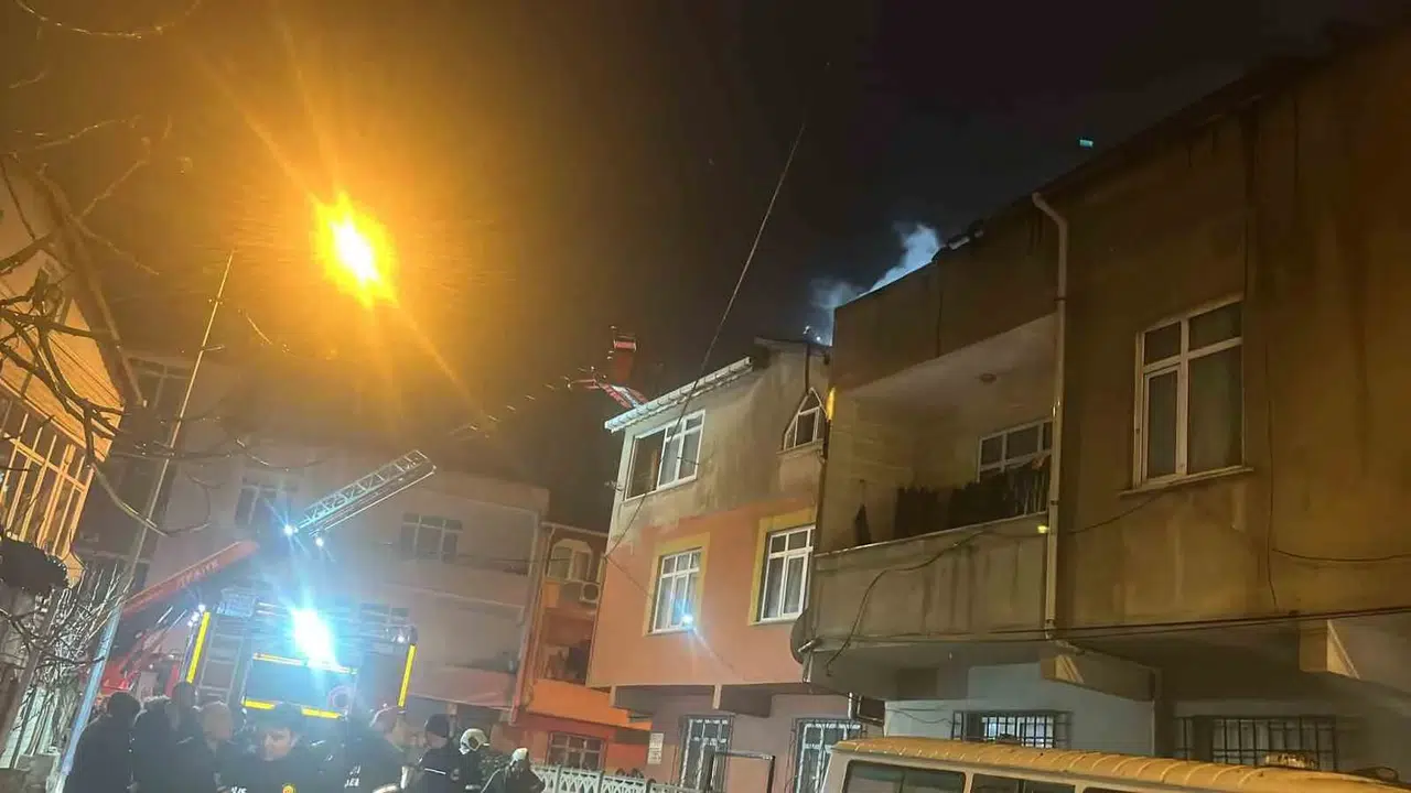 Çatı Yangını Yan Binaya Sıçradı: 1 Kişi Dumandan Etkilendi