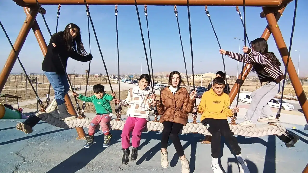 Çocuklar Parklarda Güneşli Havanın Tadını Çıkardı