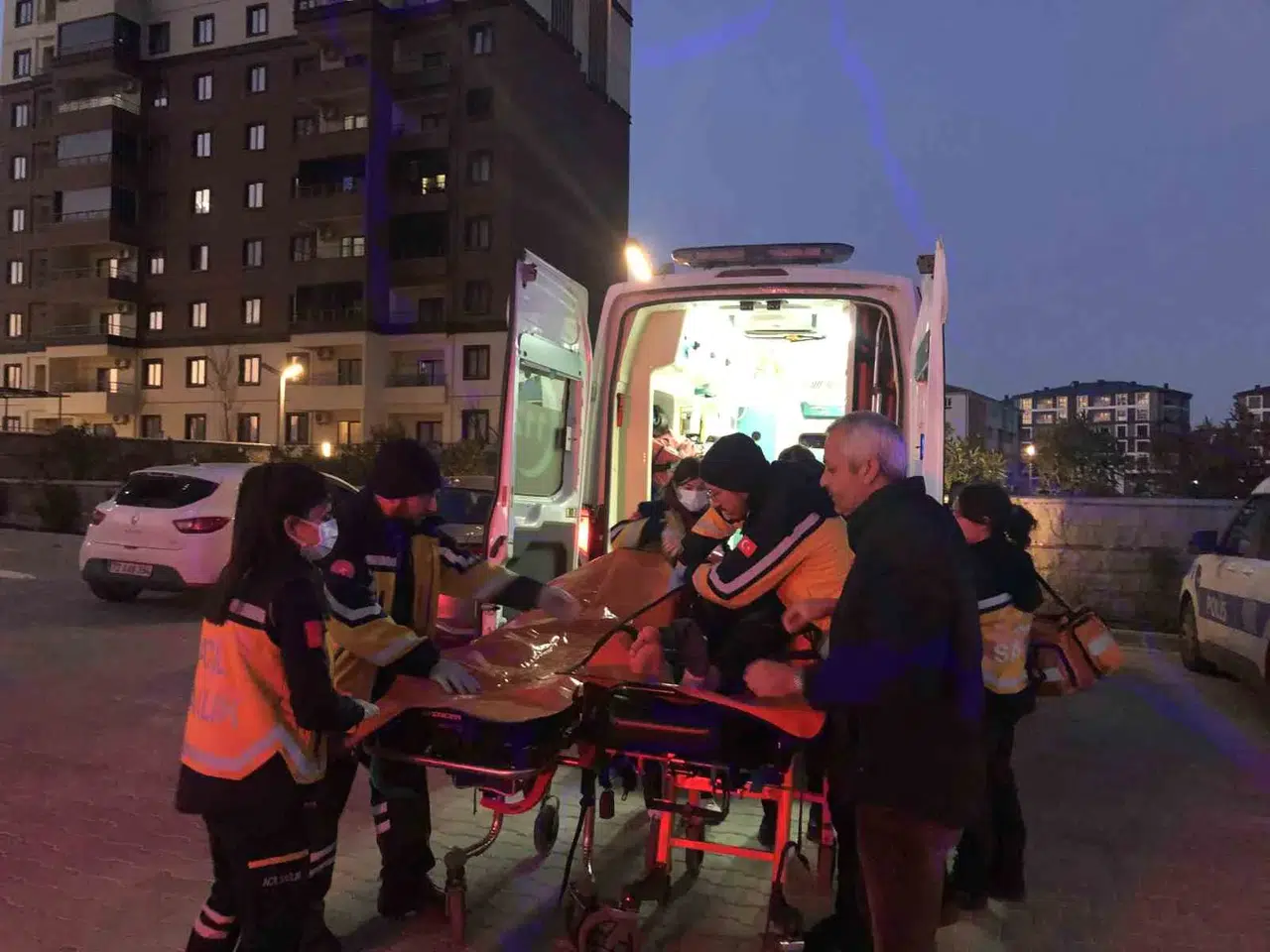 Çorlu’da Dehşetli Olay: 13 Yaşındaki Kız Hayatını Kaybetti, Baba İse Bilekleri Kesilmiş Halde Bulundu
