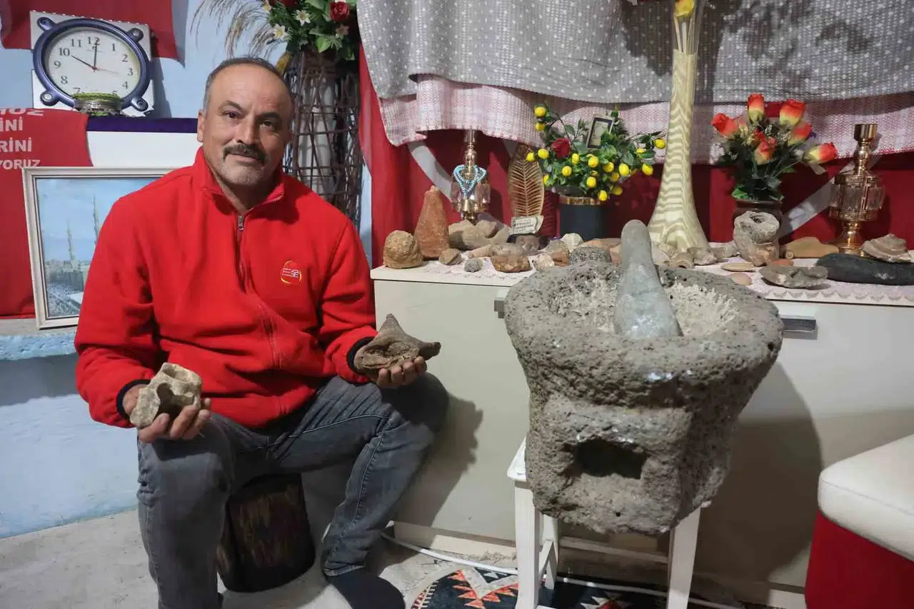 Dağları Karış Karış Gezen Çoban, 8 Yıldır Güzeline Giden Her Taşı Meskenine Getiriyor