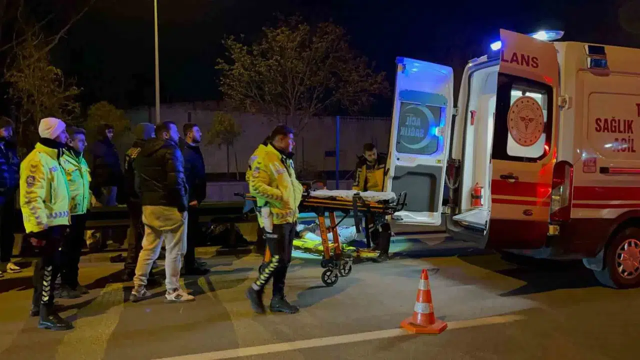 Direksiyon Hakimiyetini Kaybeden Motosiklet Şoförü Bariyerlere Çarparak Ağır Yaralandı