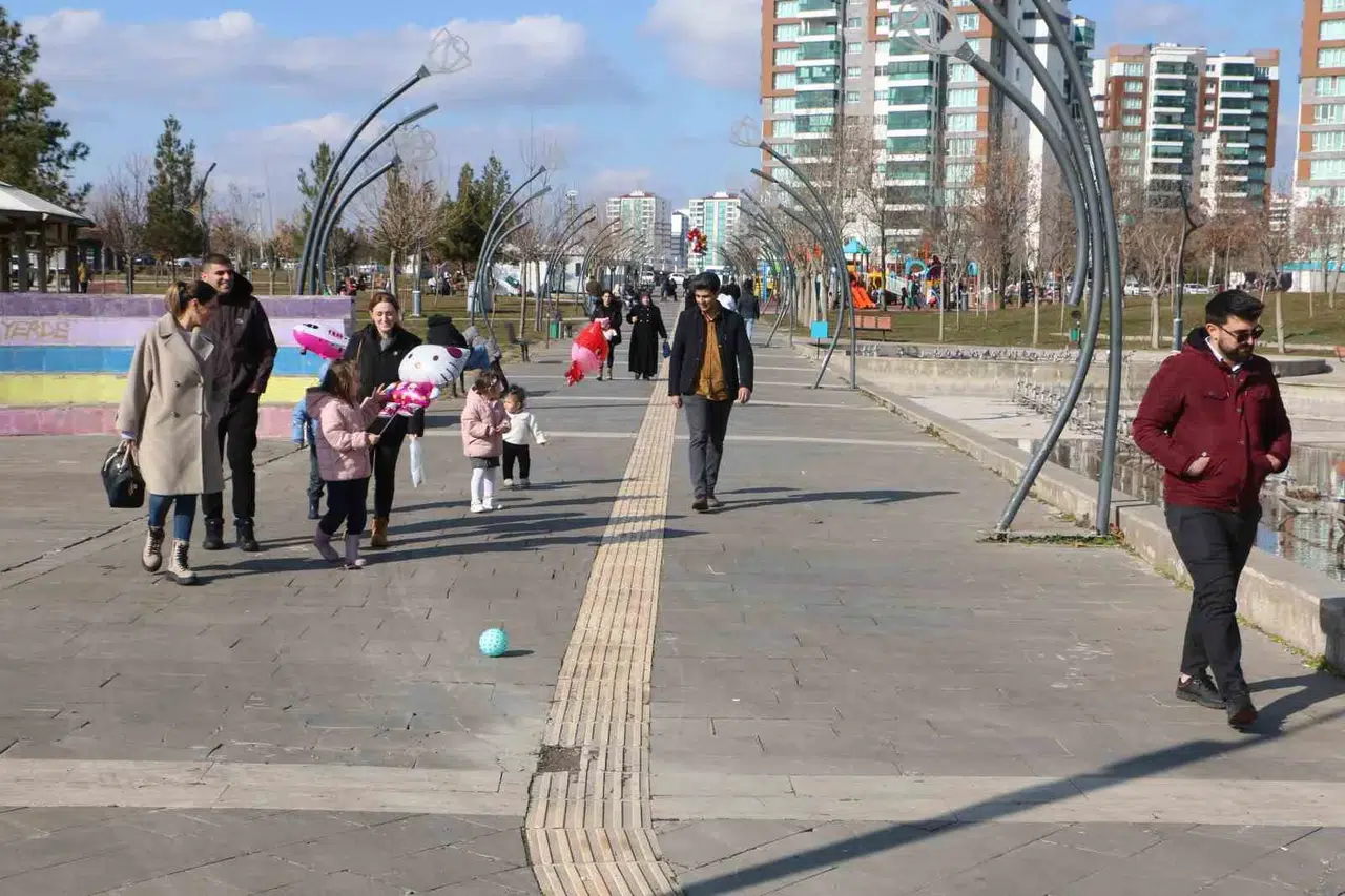 Diyarbakır’da Vatandaşlar Hoş Havanın Keyfini Çıkarıyor