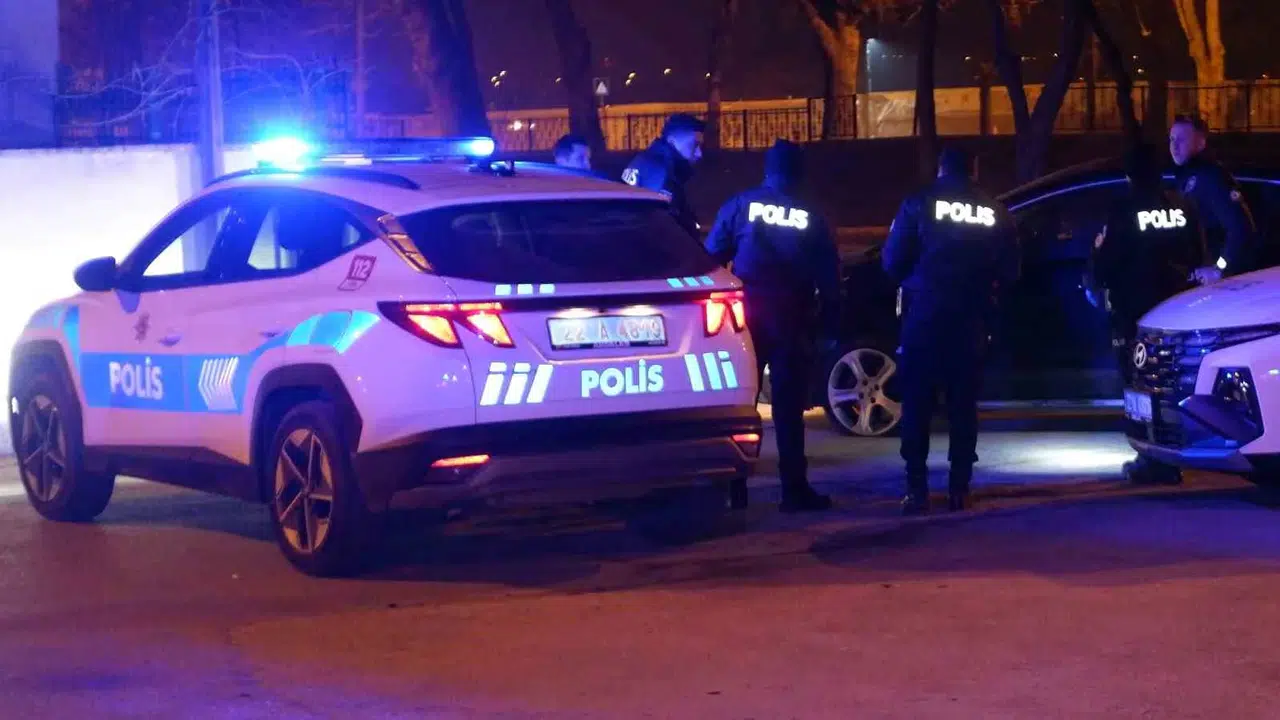 "Dur" İhtarına Uymadı, Aracını Polislerin Üstüne Sürdü