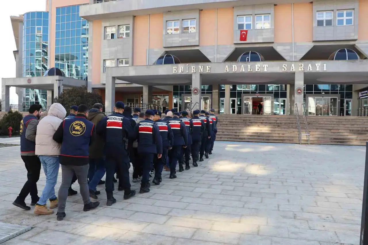 Edirne’de Köy Toprağını Satan Eski Muhtar ve Ortalarında İş Adamlarının da Olduğu 8 Kuşkulu Tutuklandı