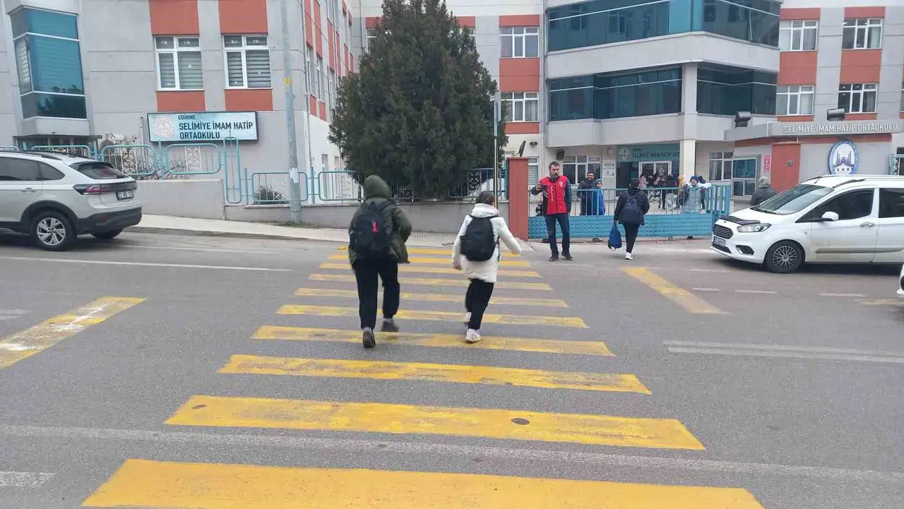 Edirne’de "Okul Polisi" Öğrencilere İtimat Verirken Yayalara Yol Vermeyen Araçları da Tespit Etti