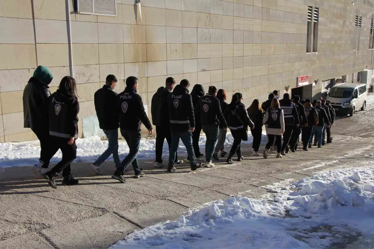 Elazığ Merkezli 9 Vilayette Dev Siber Dolandırıcılık Operasyonu: 1 Milyar Liralık Vurgun Ortaya Çıkarıldı