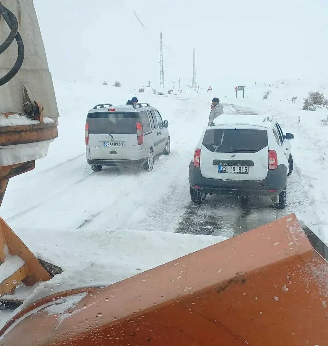 Elazığ’da Kar Yağışında Yolda Kalan Araçlar, Takımlar Tarafından Kurtarıldı