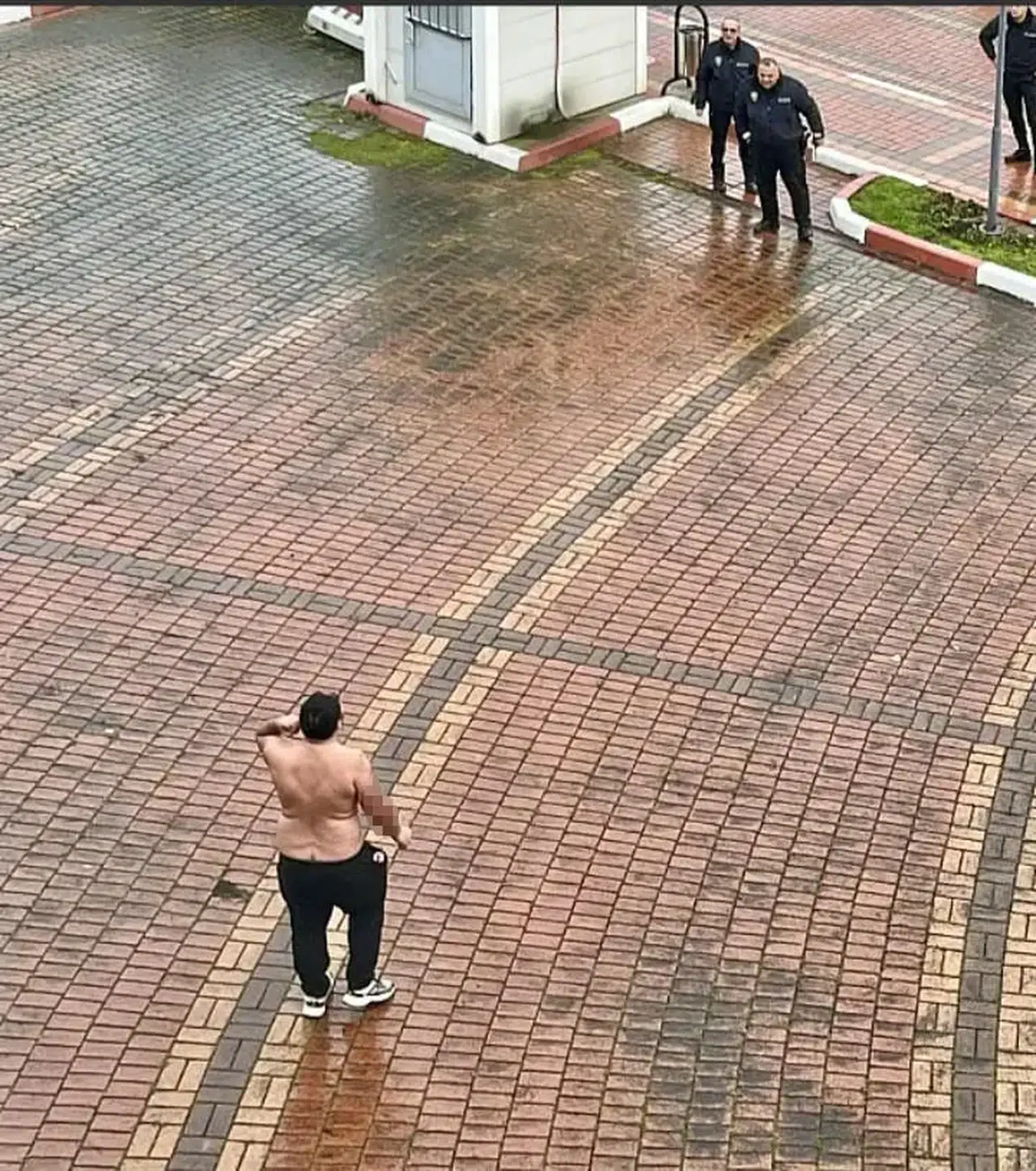Elinde Kesici Aletle Yarı Çıplak Halde Belediyenin Kapısına Dayandı