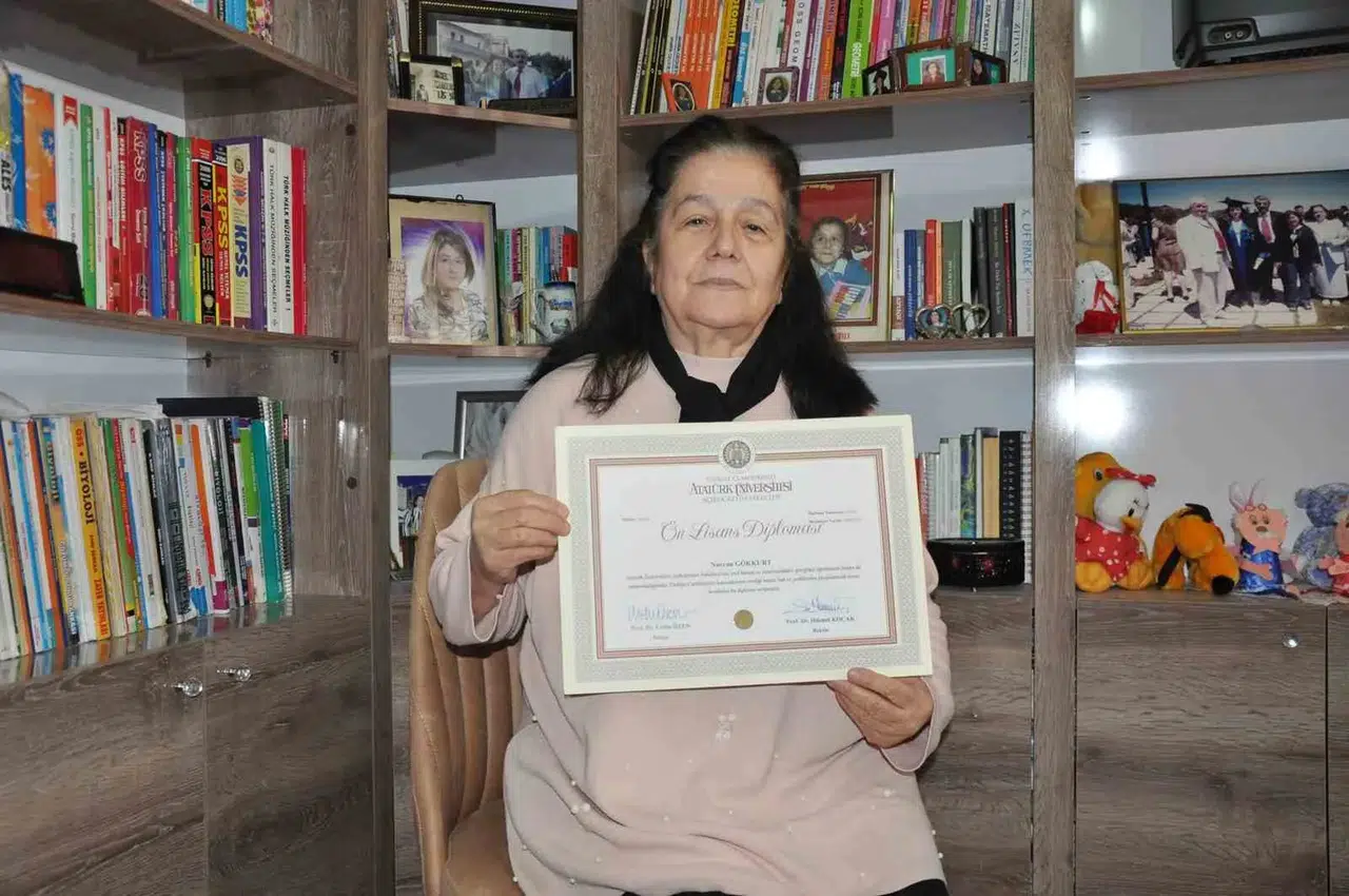 Emekli Öğretmen 10 Yılda 3 Üniversite Bitirdi