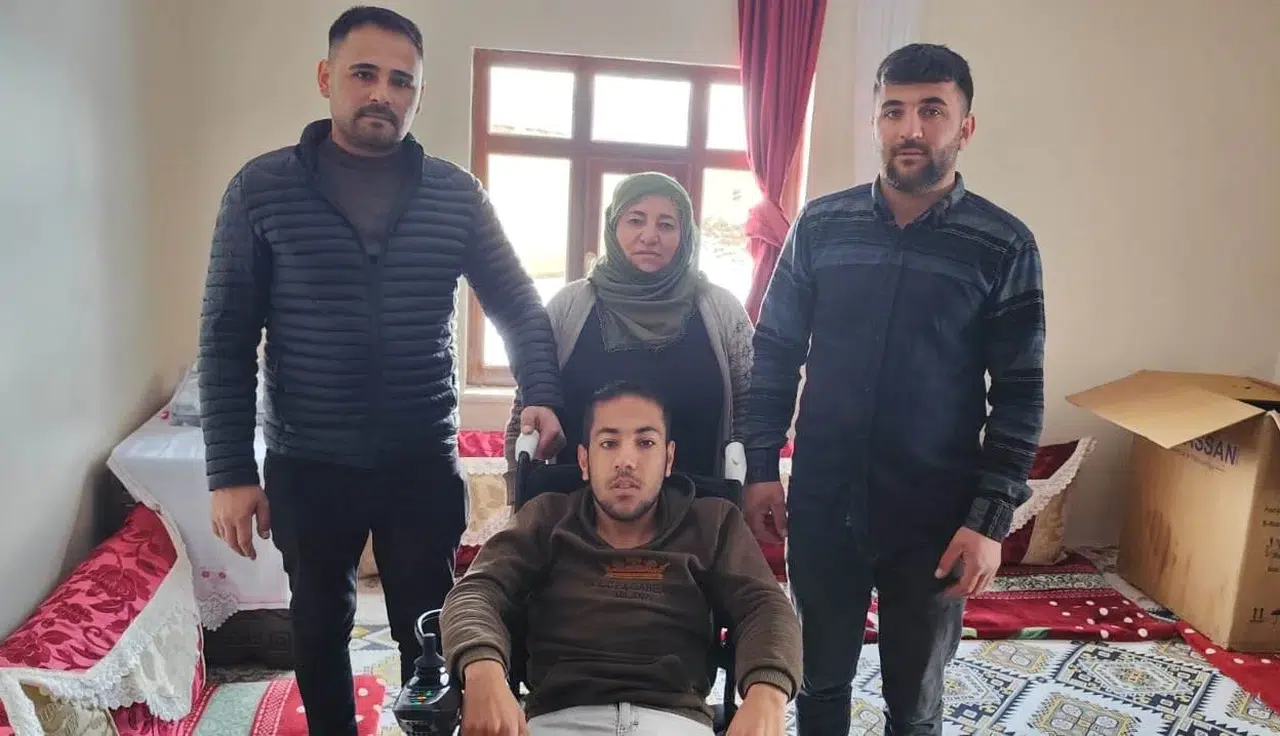 Engelli Genç Tekerlekli Sandalyesine Kavuştu