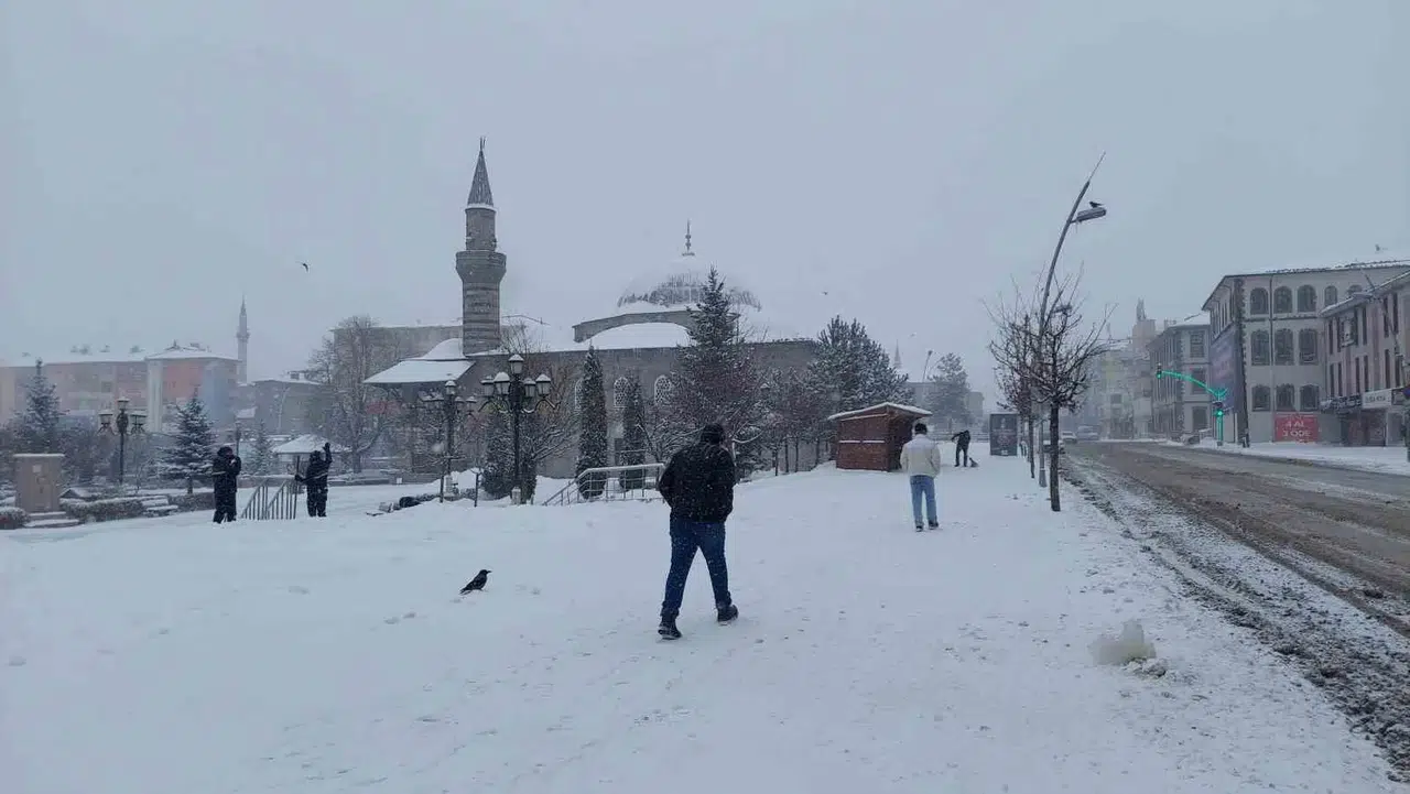 Erzurum’da Kar Kenti Beyaza Bürüdü