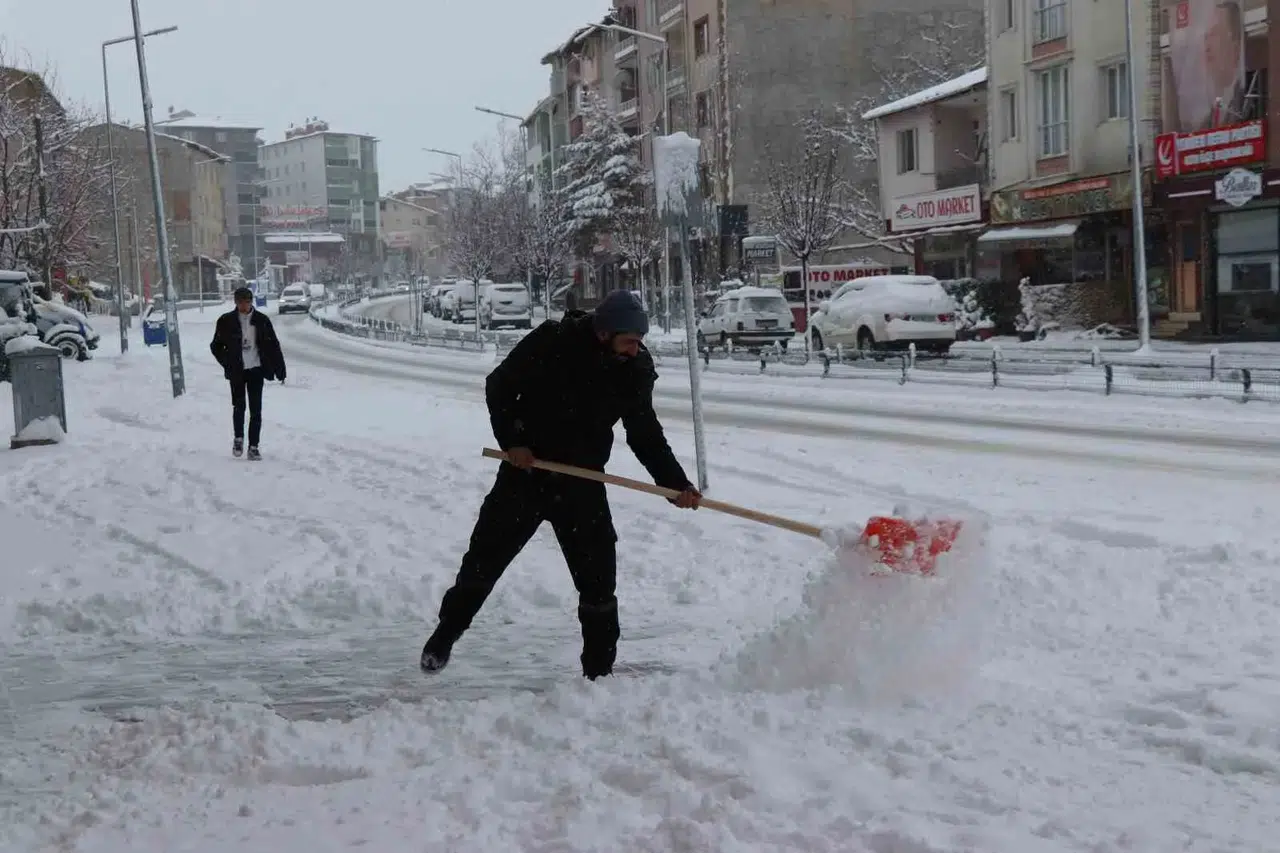 Erzurum’da Kar Yağışı İlçeleri Adeta Felç Etti