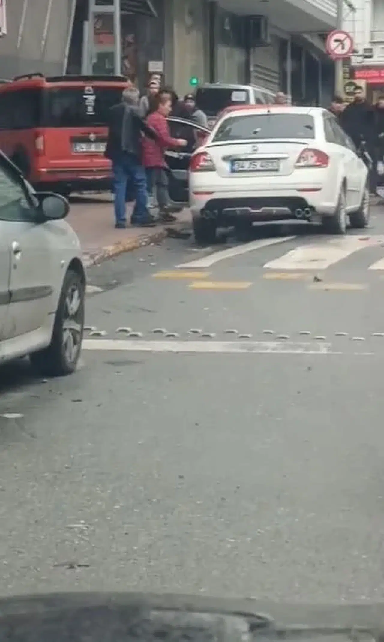 Esenyurt’ta Kocasına Sonlanan Bayan, Arabayı Çekiçle Pert Etti