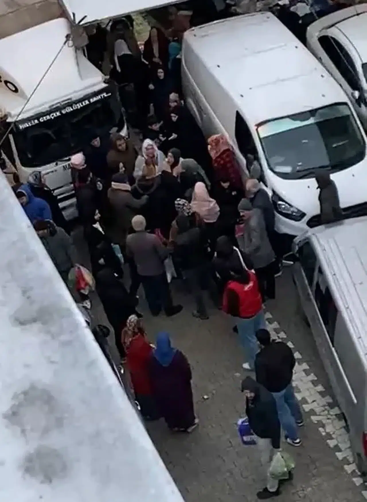 Esenyurt’ta Pazarda Hırsızlık Yapan Bayan Suçüstü Yakalandı: O Anlar Kamerada