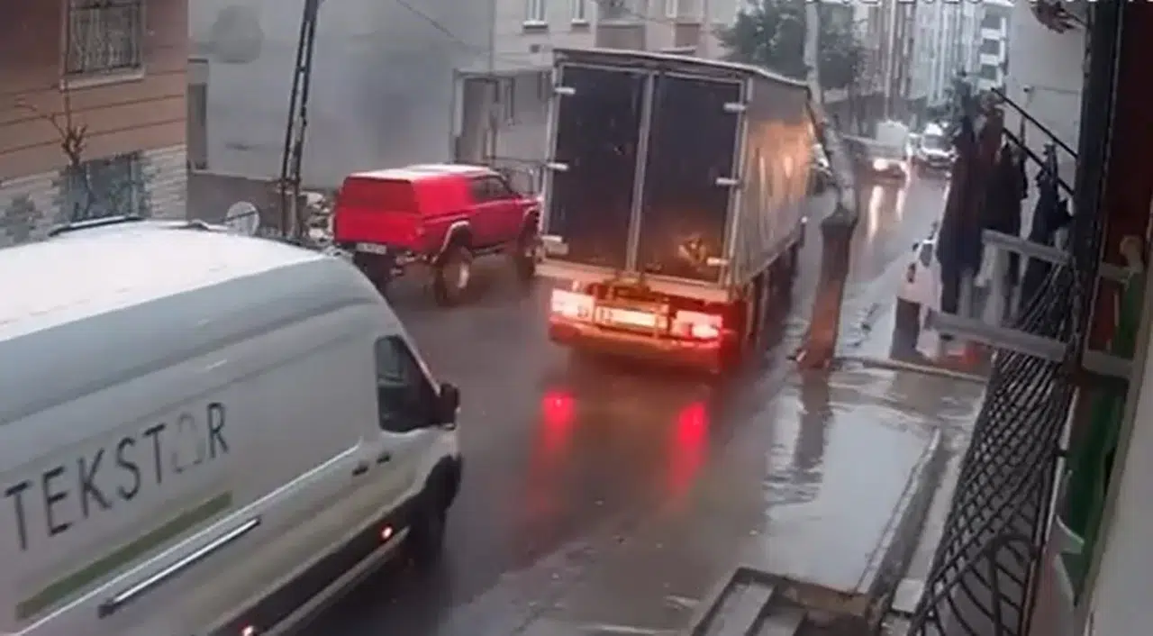 Esenyurt’ta Seyir Halindeki Kamyonet Ağaca Çarptı
