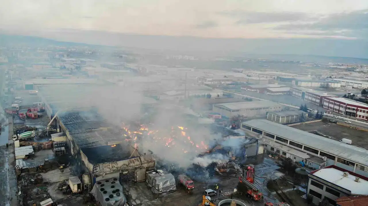 Fabrika Yangını 13 Saatin Sonunda Denetim Altına Alındı