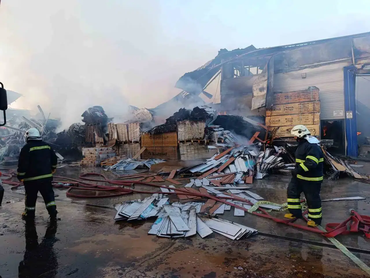 Fabrika Yangınına Eksi 5 Derecede Yapılan Müdahalede Su Sıkılan Birtakım Yerler Buz Tuttu