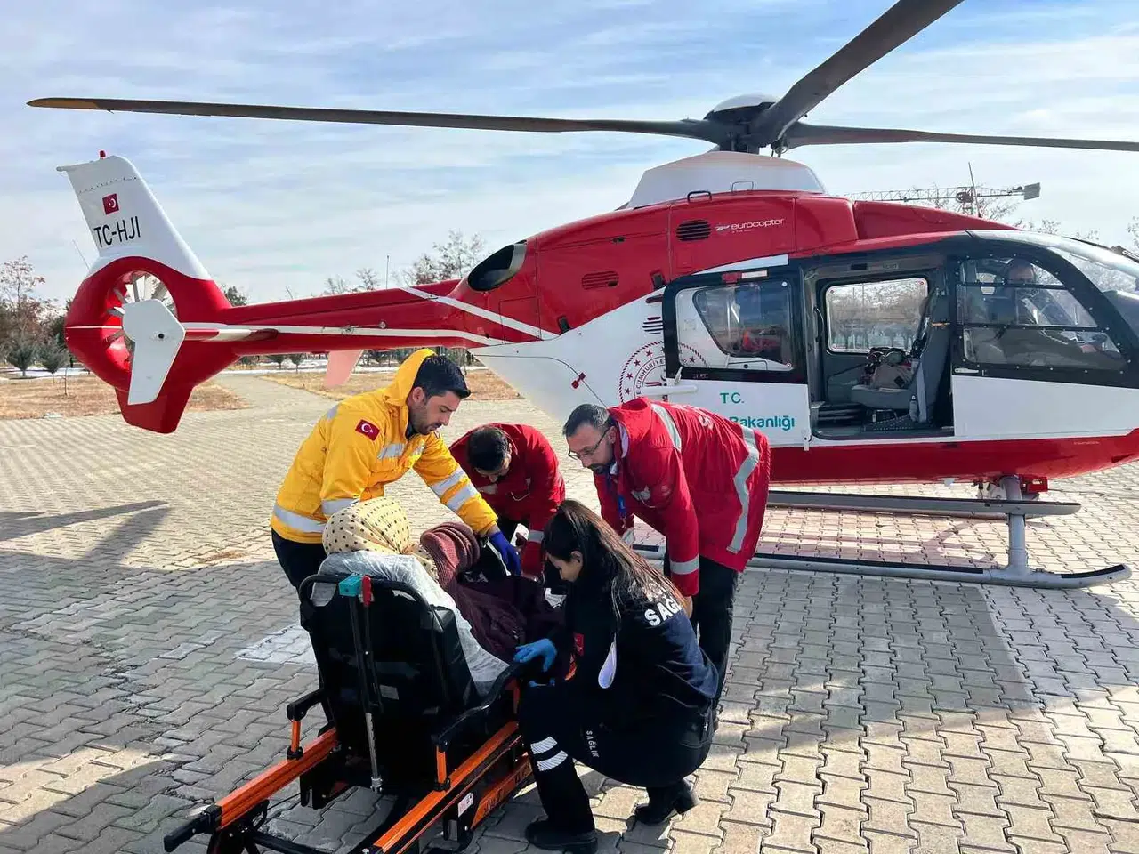 Gebe Bayan Ambulans Helikopter ile Van’a Getirildi