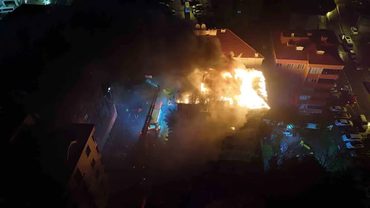 Gece Yarısı 5 Katlı Binada Yangın