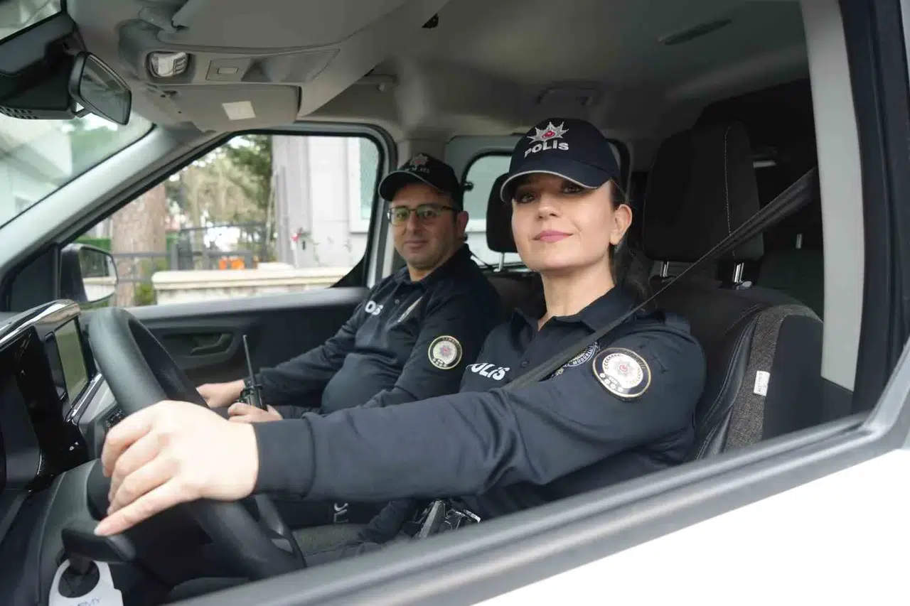 Grup Aracı Kullanan Bayan Polis Memuru Hatalılara Göz Açtırmıyor