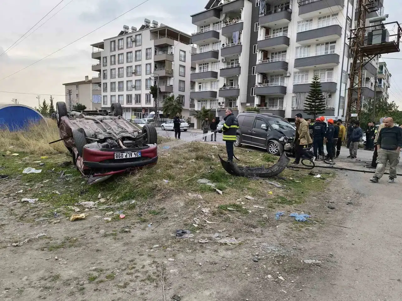 Hatay’da Hafif Ticari Araç Arabayla Çarpıştı: 3 Yaralı