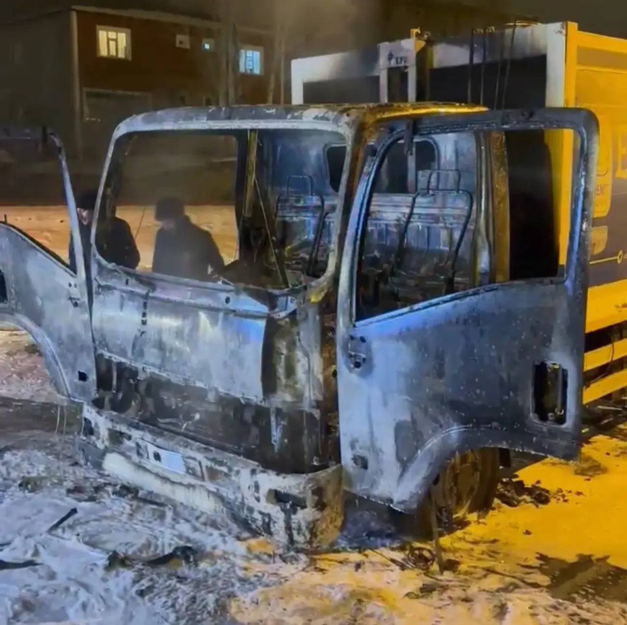 Havai Fişekle Çöp Kamyonunu Yaktılar