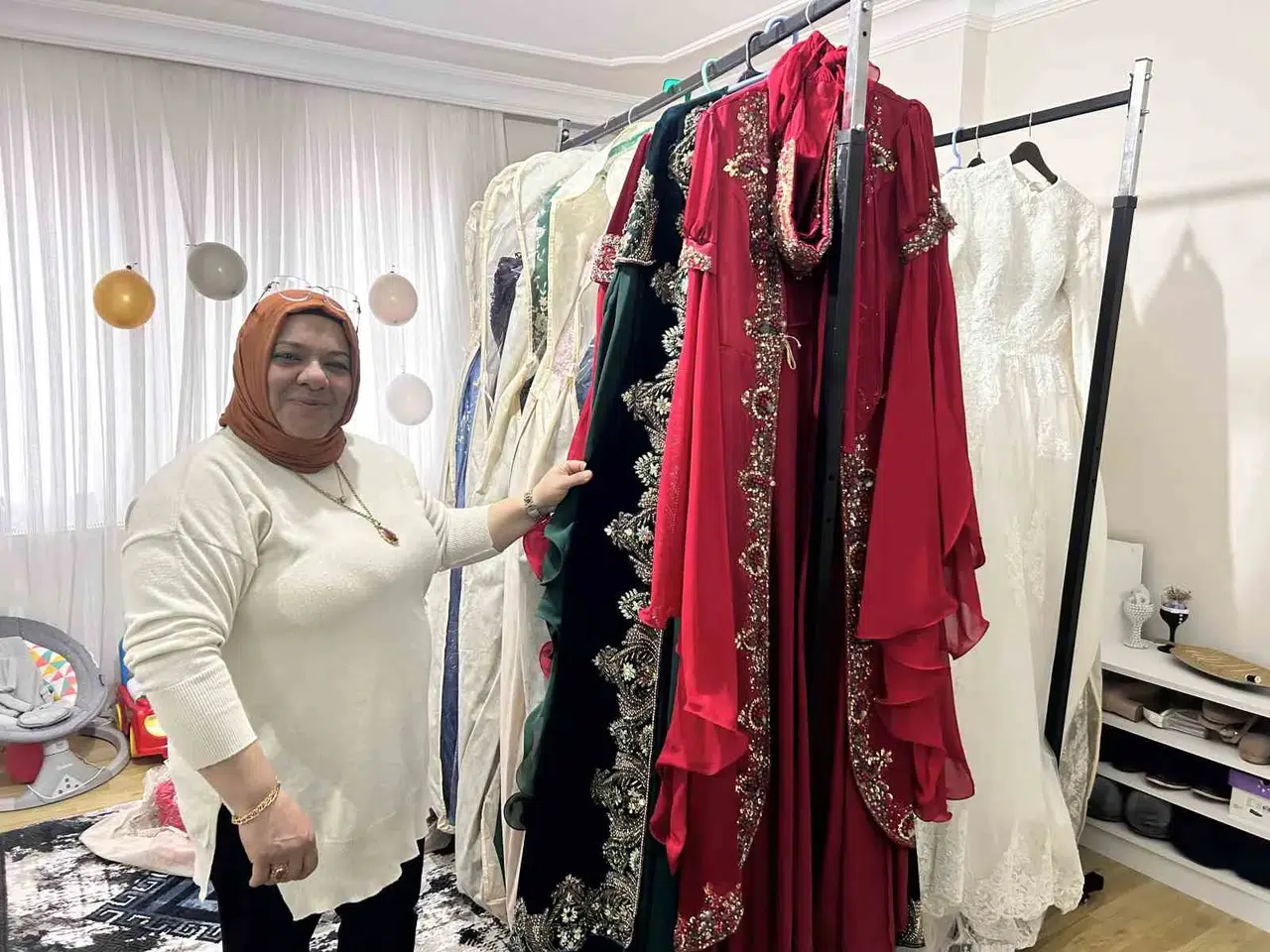 Hayırsever Bayan 500 Bin TL Kıymetindeki Gelinlikleri Bağışladı