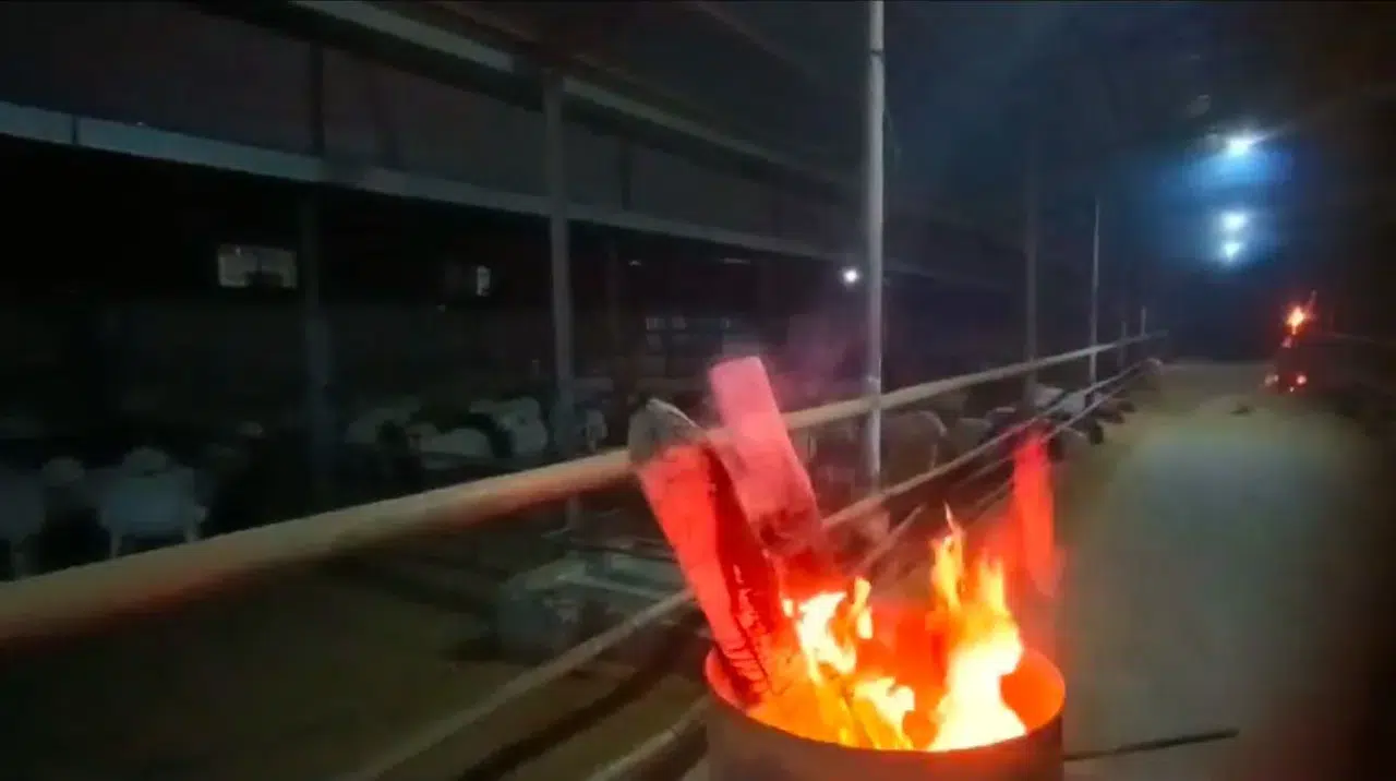 Hayvanlarını Isıtmak İçin Ahırda Ateş Yaktı