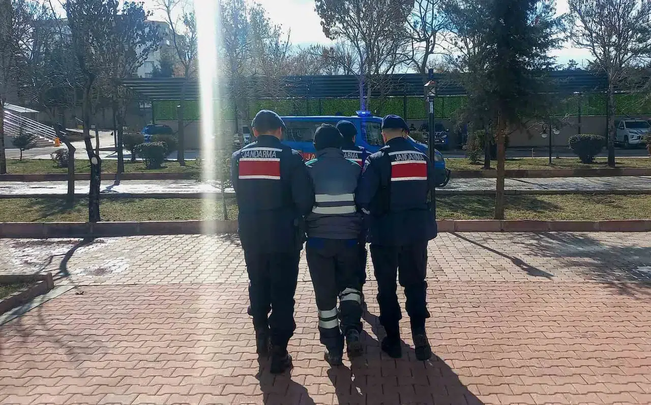Hırsızlık Hatasından Aranan Şahıs Jandarma Takımlarınca Yakalandı
