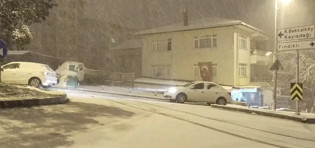 İstanbul Haftanın Son Gününe Karla Uyandı