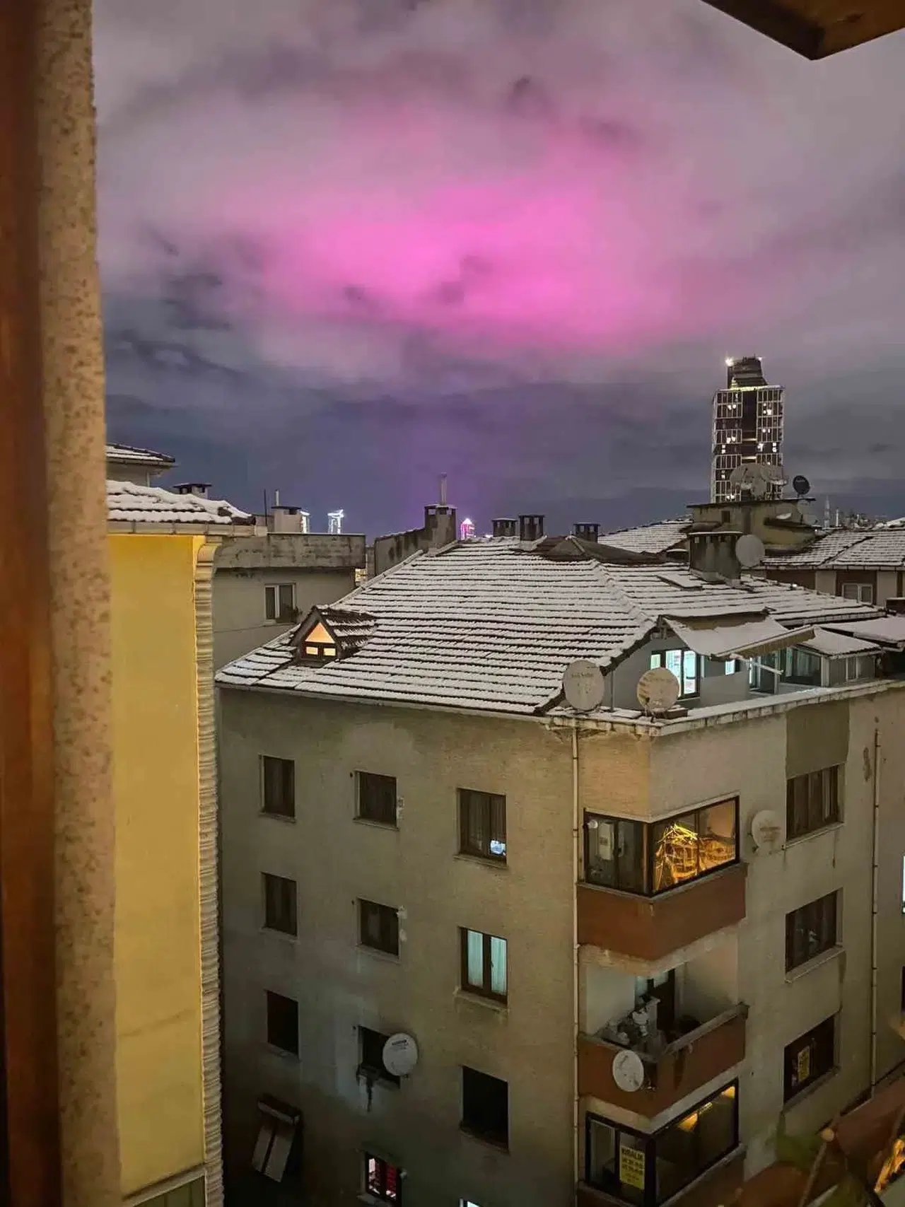 İstanbul’da Gökyüzünde Pembe Bulut Kümeleri Görüldü