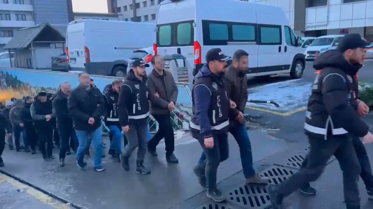 İstanbul’da ‘Kıskaç-40’ Operasyonunda Yakalanan 20 Kuşkulu Adliyeye Sevk Edildi