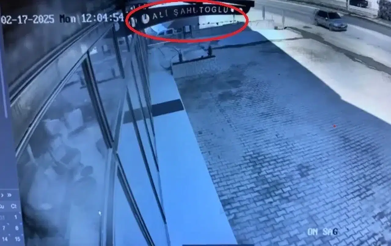 İstinat Duvarına Çarpıp Dereye Düşen Kamyonetin Düşme Anı Kameralarda