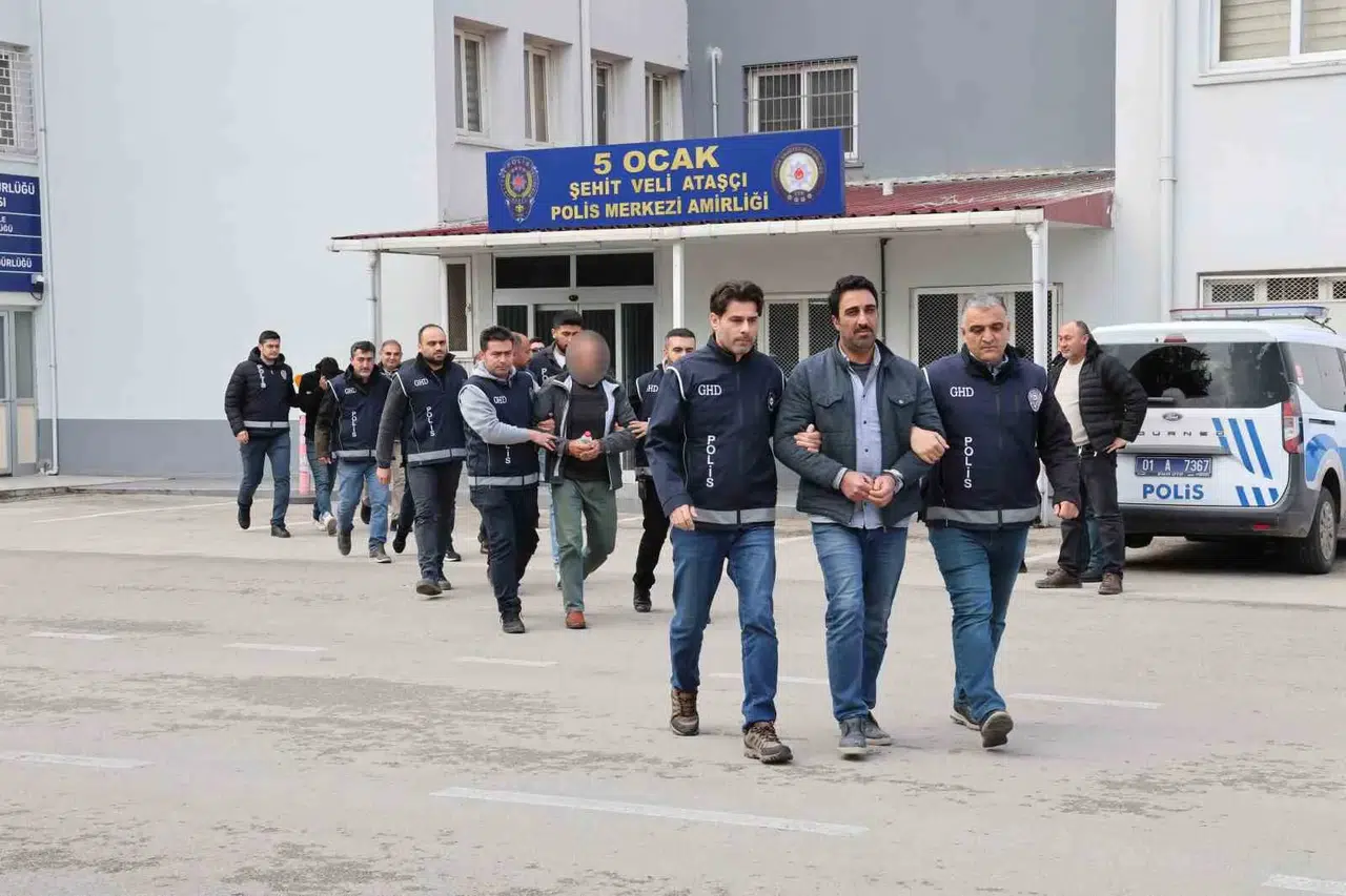Kaçak Göçmenlere Vıp Nakliyat Yapan Şebeke Adana’da Çökertildi
