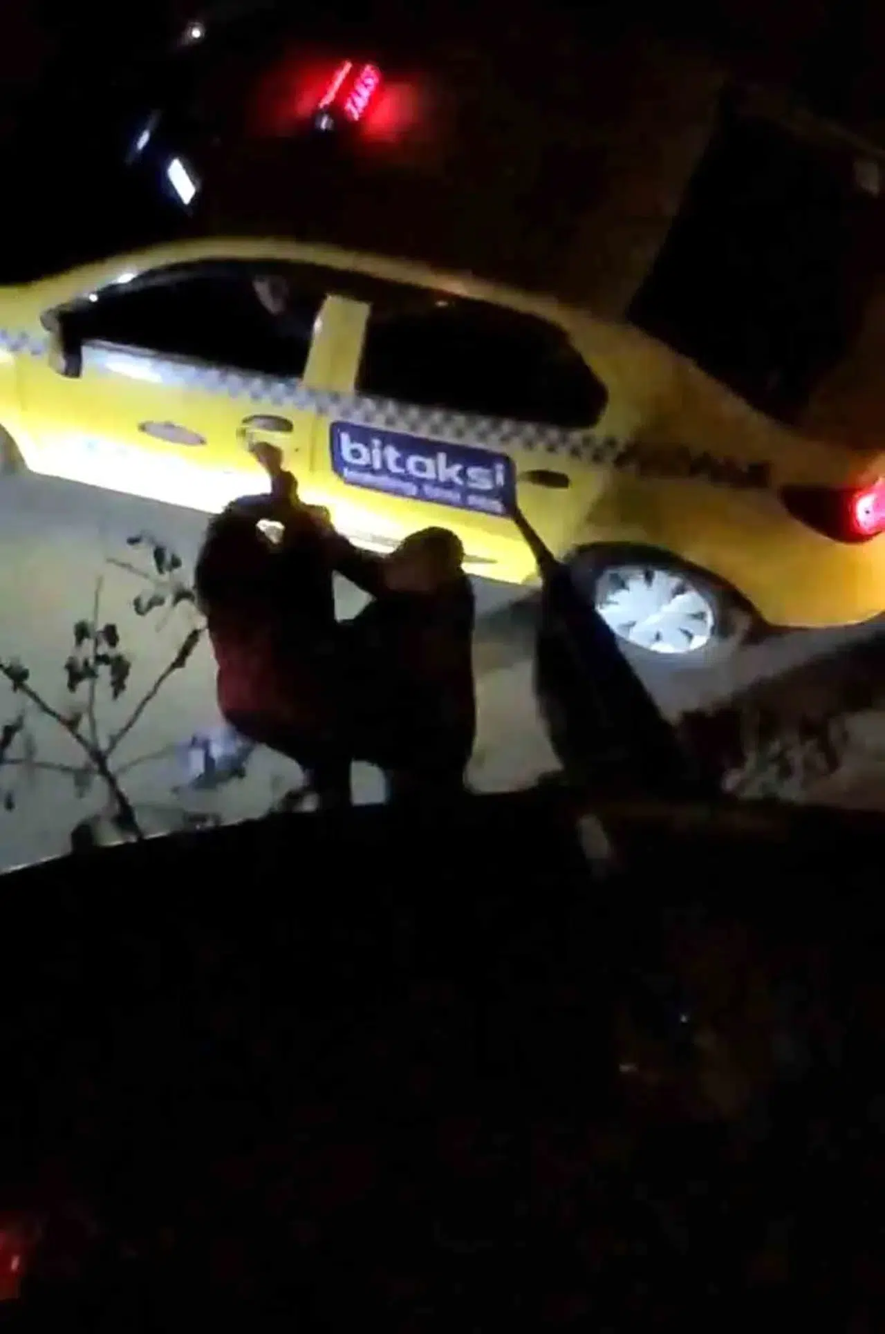Kadıköy’de Takside Aykırı Taraf Hengamesi: Yolcu Sıkıntıdan Çıktı