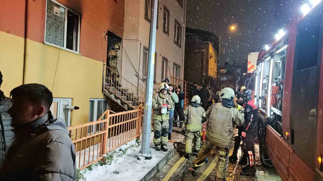 Kağıthane’de Konutta Çıkan Yangında 3 Kişi Dumandan Etkilendi