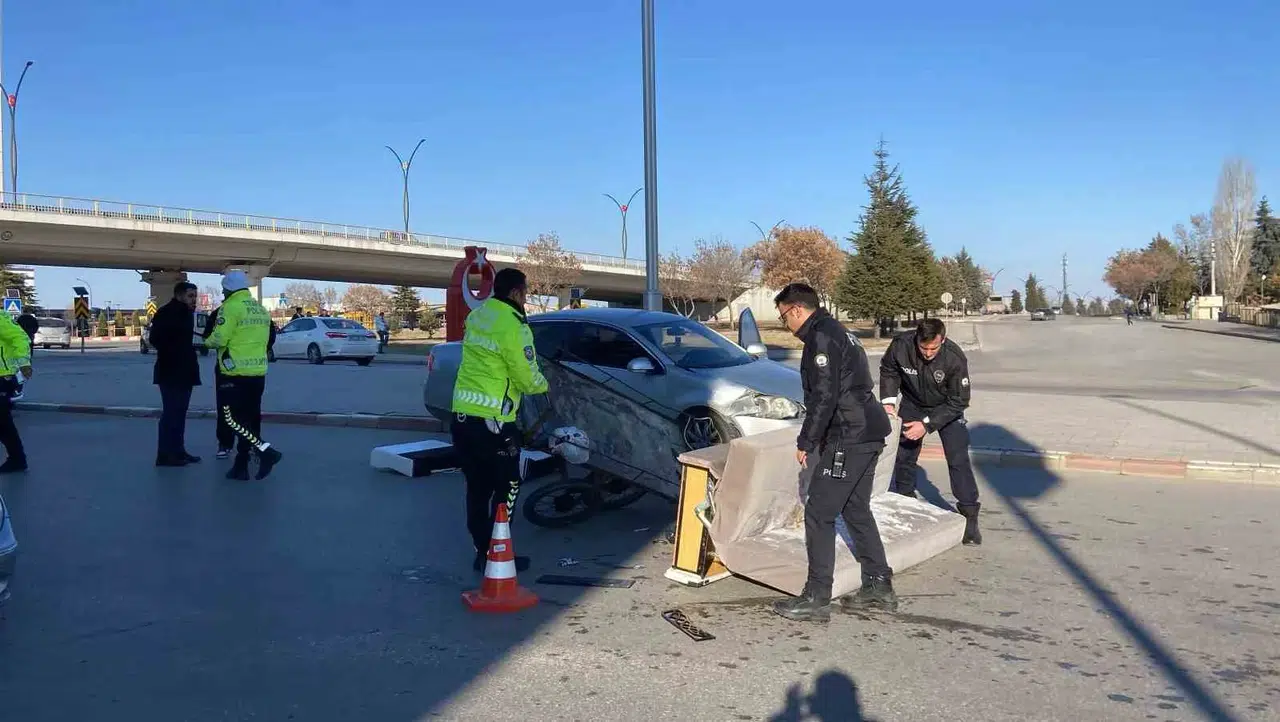 Karaman’da Araba Seyyar Otomobile Çarptı: 1 Yaralı