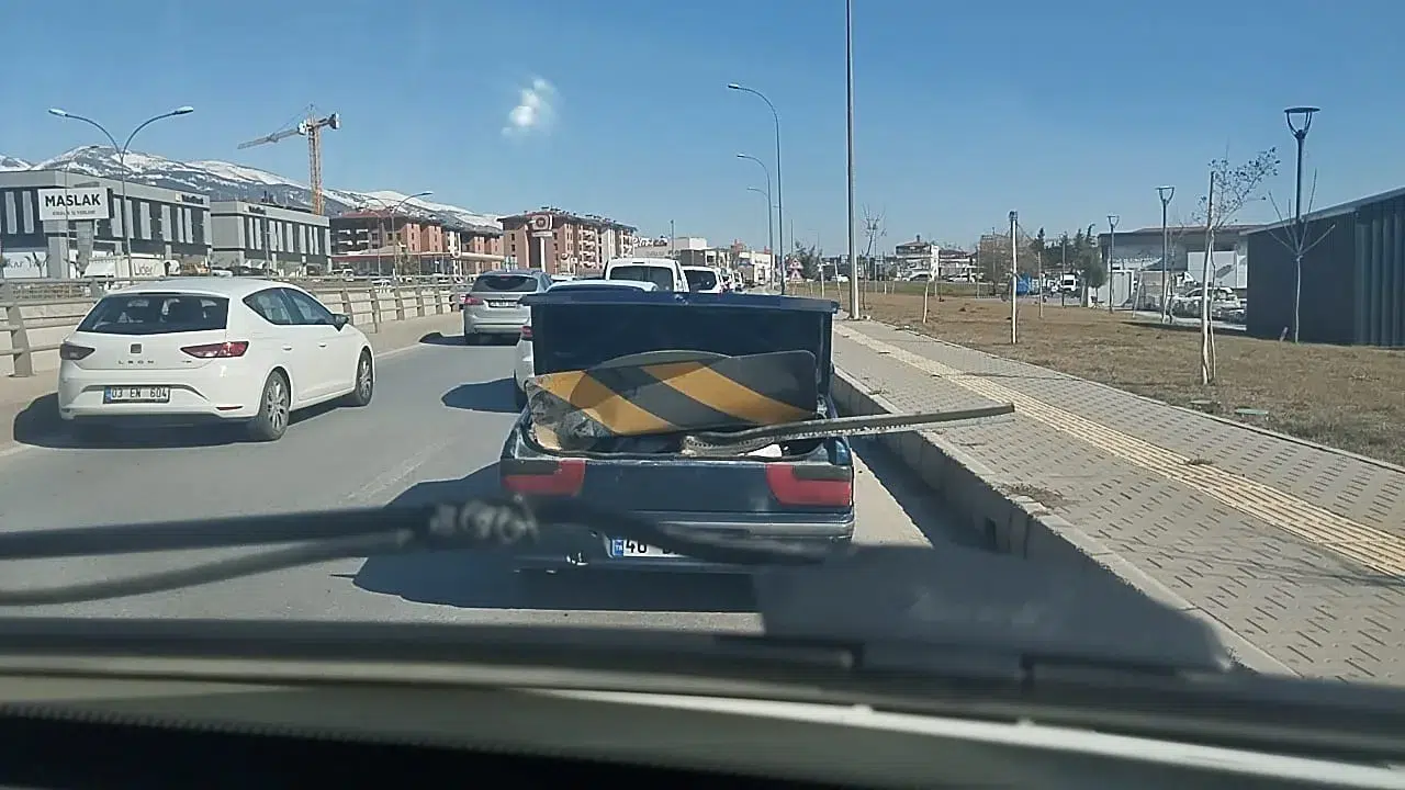 Karayolu İşaret Levhasını Araba ile Taşıdı