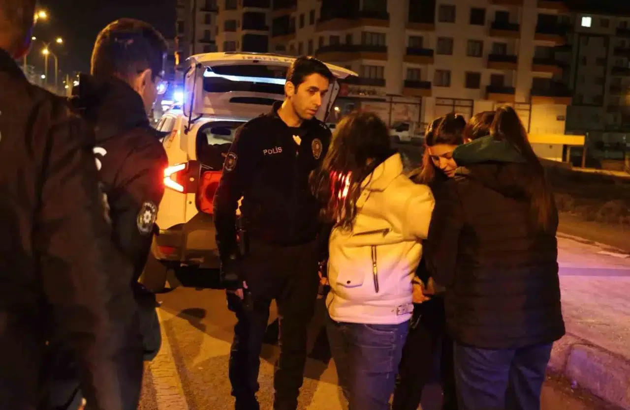 Karayolunda Kendini Araçların Önüne Atan Bayan Polisi Alarma Geçirdi