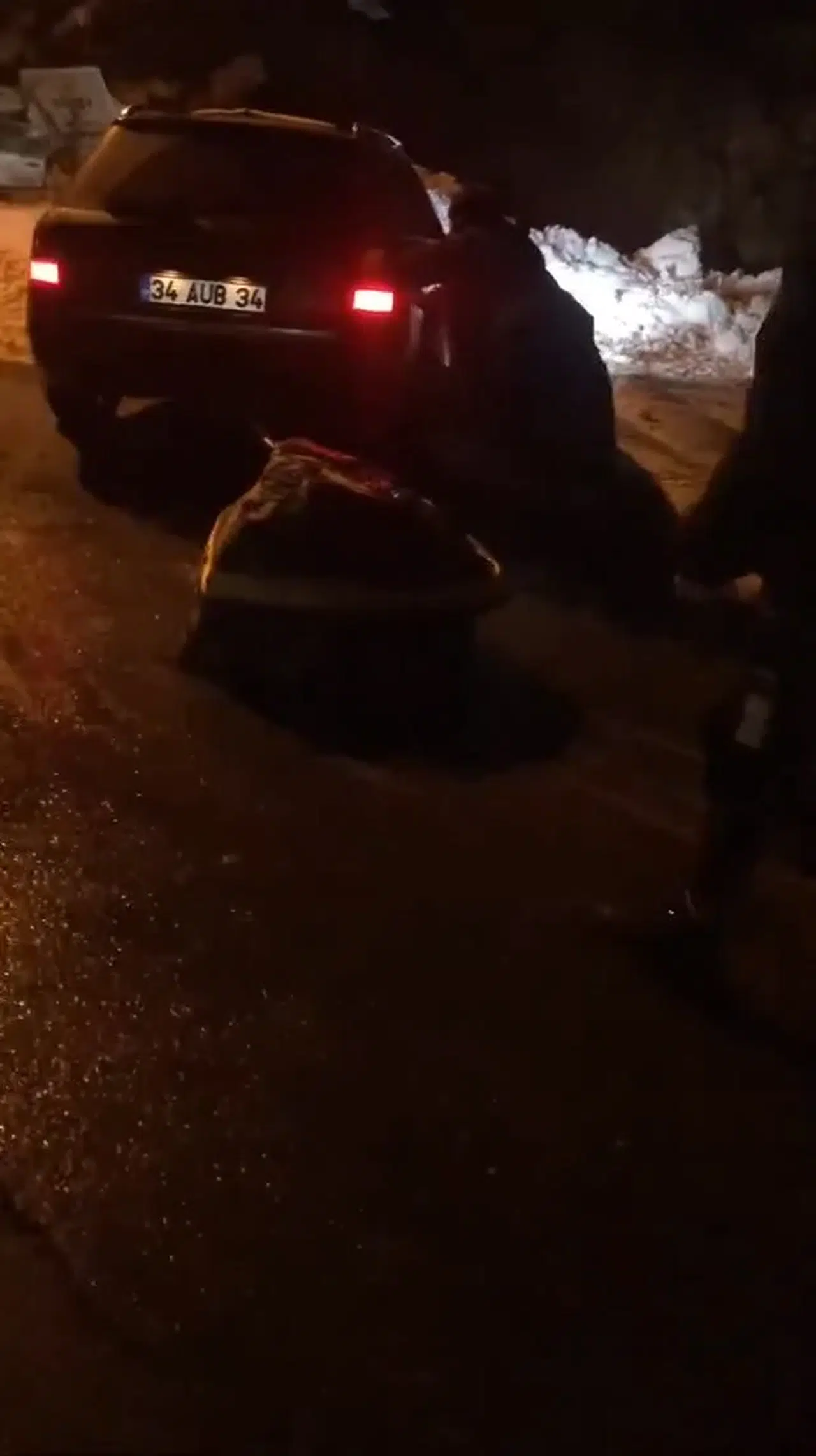 Karayolunu Kapatan Kayayı Aracıyla Çekerek Yolu Trafiğe Açtı