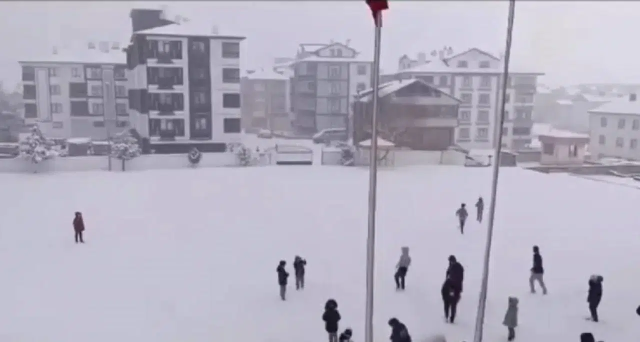 Karlı Havada Yürek Isıtan İmgeler: "Çıkartayım Mı Sizi Kar Topu Oynamaya?"