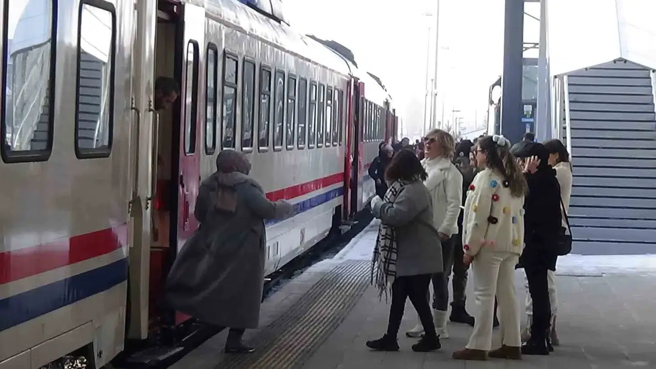 Kars’tan Erzurum’a ’Dolu Dolu’ Tren Seyahati