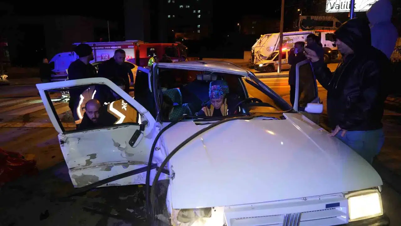 Kavşakta Çarpışan 2 Araba Hurdaya Döndü: 3 Yaralı