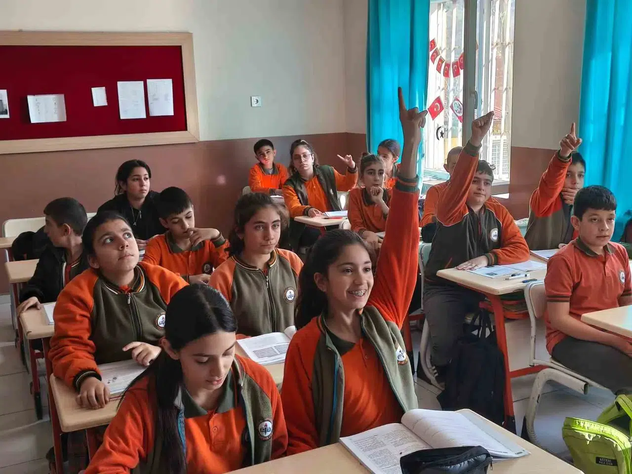 Kaymakam Çocuklara Bisiklet Vadetti: Eğitimde Kıyasıya Yarış Başladı