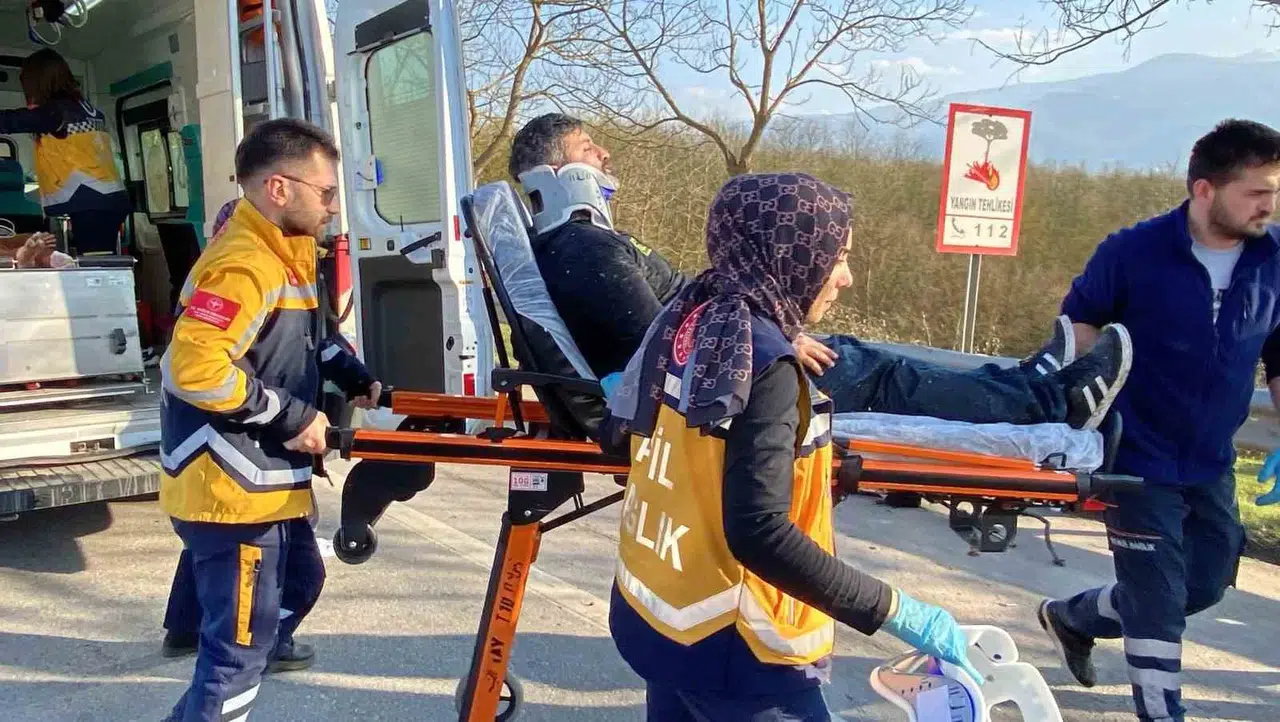 Kaza Yapan Aracın Modülleri Ağaçta Asılı Kaldı: 1’i Bebek 4 Yaralı