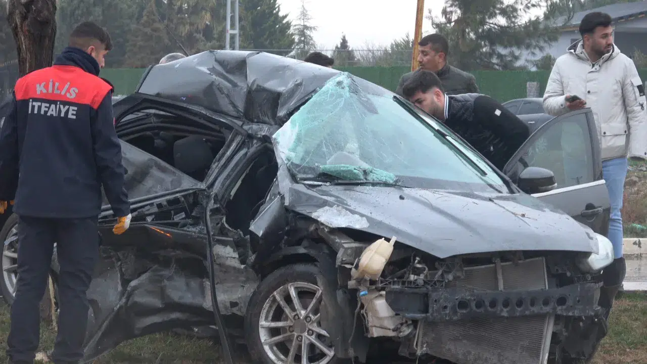 Kilis’te Araba ile Otobüs Çarpıştı: 1’i Ağır 3 Yaralı