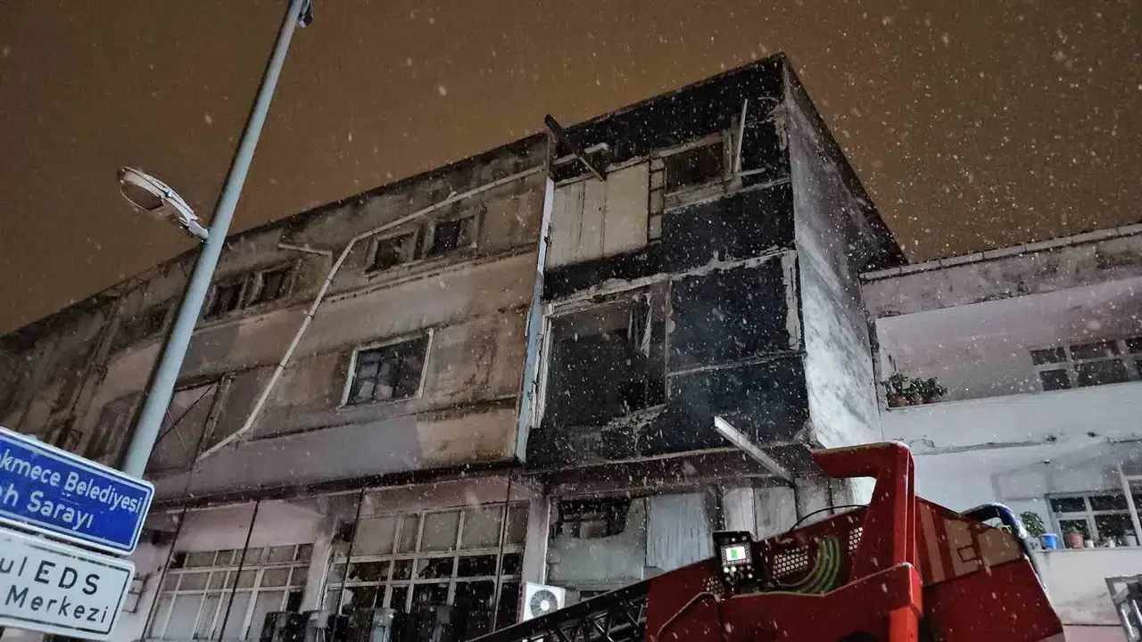 Küçükçekmece’de Mobilya Atölyesindeki Yangın Söndürüldü