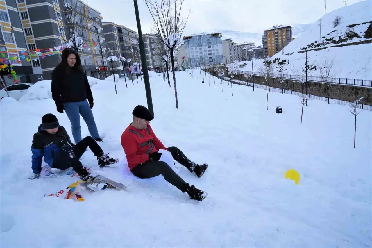 Lala Vadisi’nde Naylon Poşetlerle Kayarak Karın Keyfini Çıkardılar