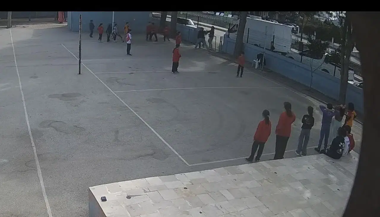 Mersin’de Bir Veli ve Ağabeyinin Öğretmeni Darbetmesi Saniye Saniye Görüntülendi